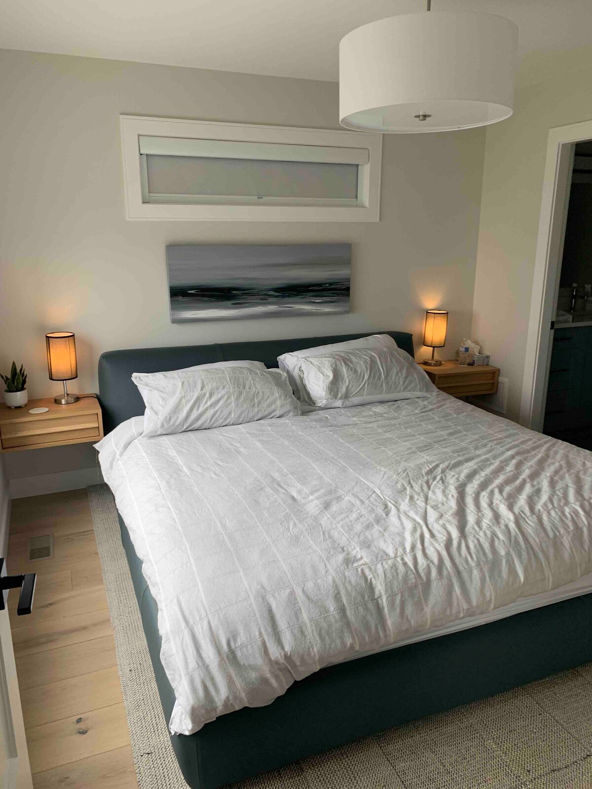 غرفة نوم رئيسية مع حمام داخلي كامل