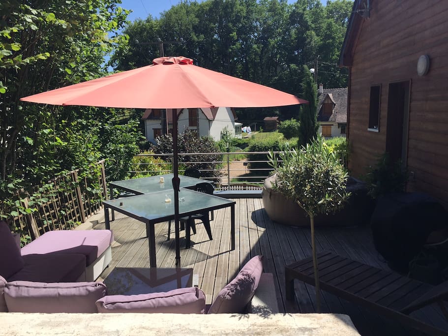 Terasse avec salon de jardin , Jaccuzy gonflable et plancha