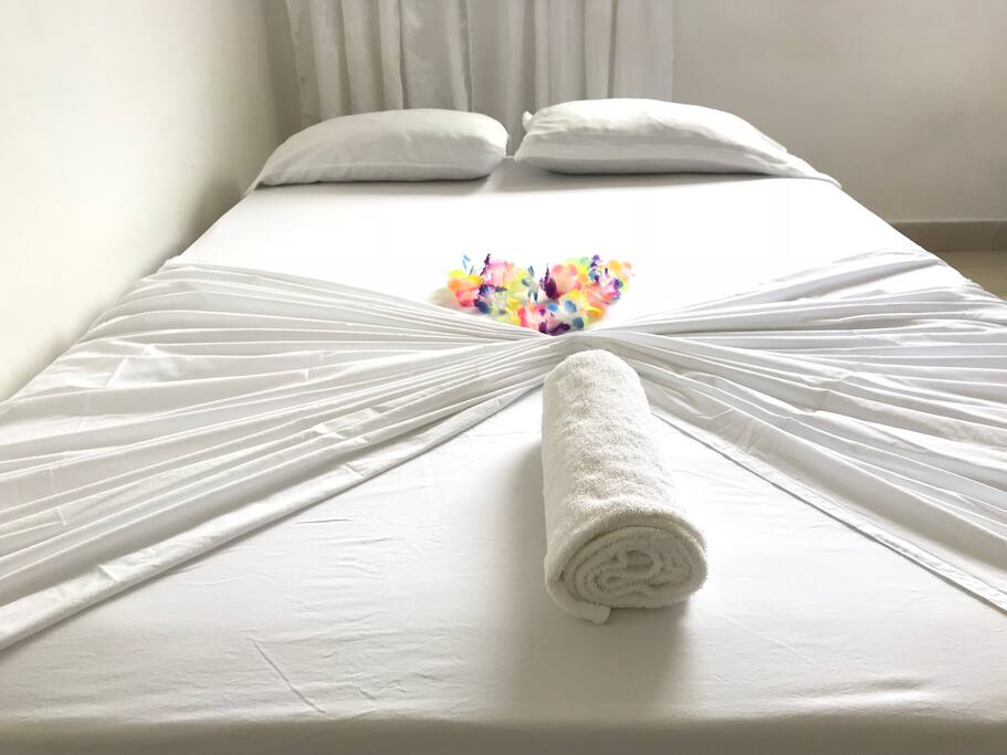 Cama con su toalla de bano
