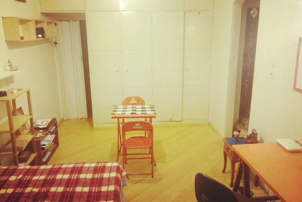 O apartamento conta ainda com um armário embutido, que permite organizar roupas e itens de viagem.