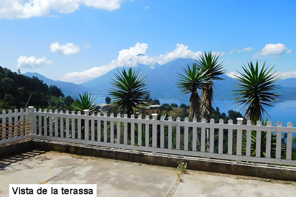 maravillosa vista al lago y a los 3 volcanes