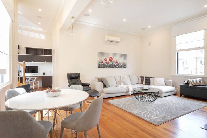 Entire Town House, Carlton, Melbourne CBD