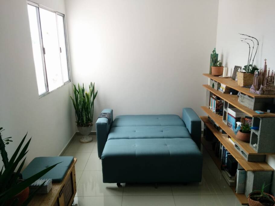 Sala com sofa cama.