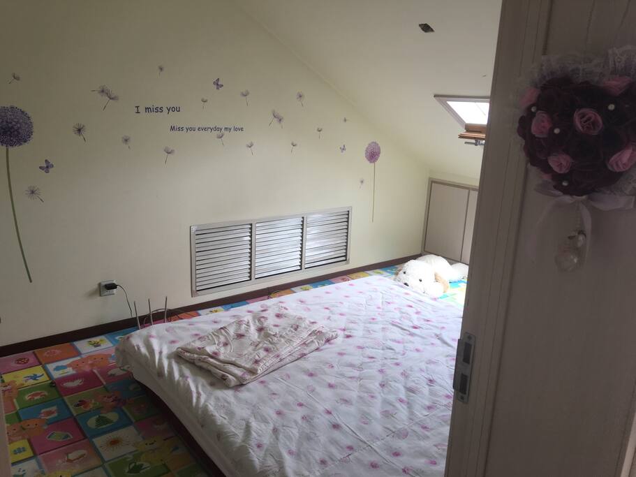 小浪漫的卧室,躺在床上可以看星星...