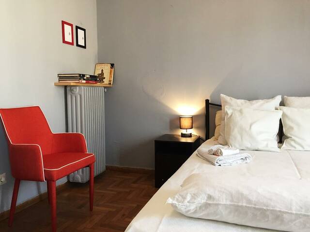 CENTRAL FLAT 5' METRO- WITH VIEW ΟΝ THE HILL!