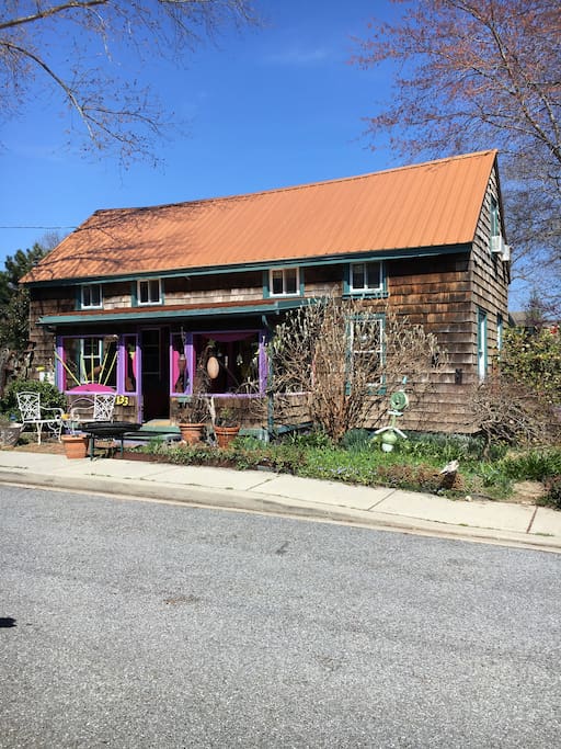 Artistic, funky, fun,
quiet, comfortable
happy home