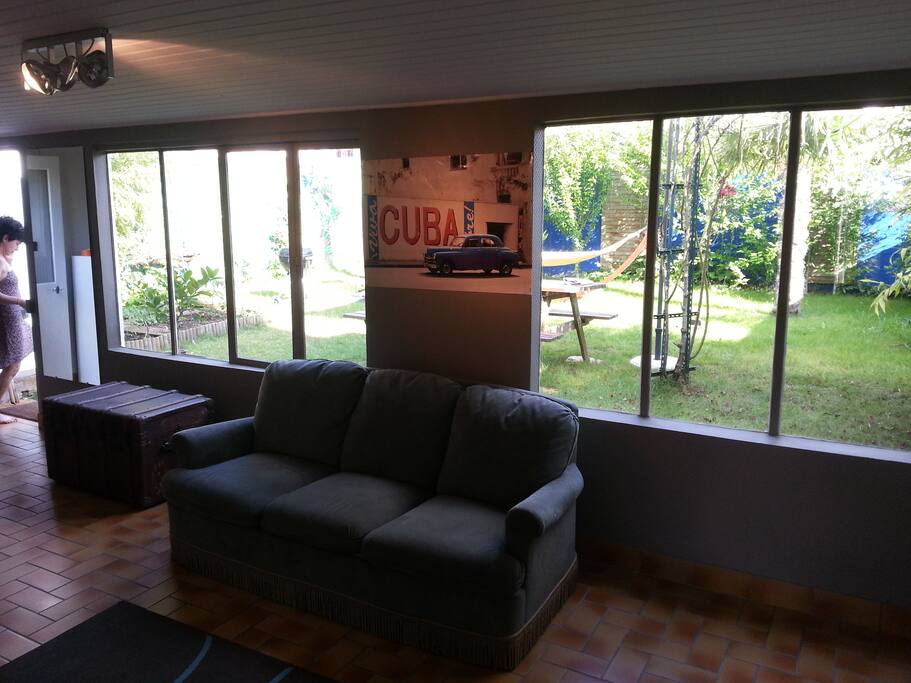 Entrée salle de détente avec convertible si besoin