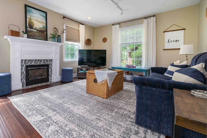 Spring Mountain Luxury: Hot Tub, Fire Pit, Views - Lexington, VA