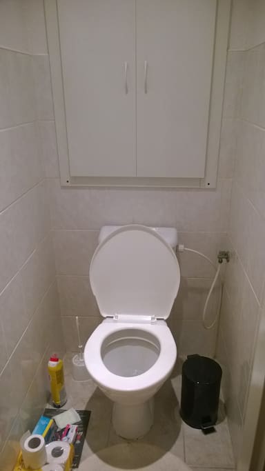 Záchod.
