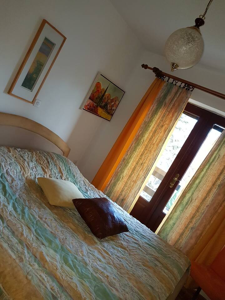 Dhomë dyshe në katin përdhe