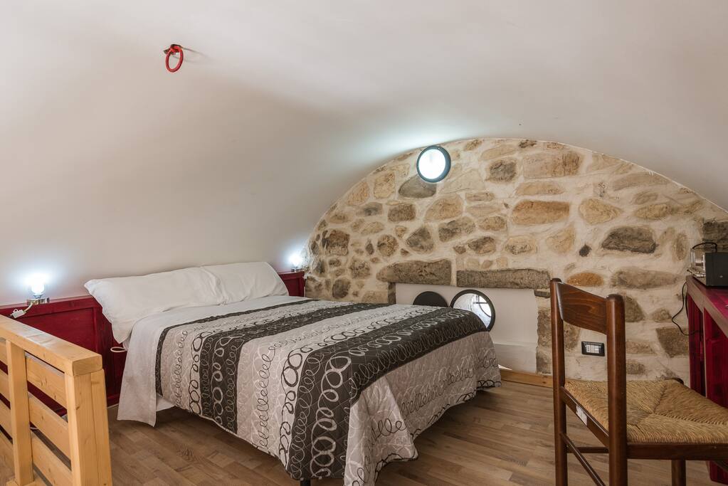 Camera da letto su soppalco