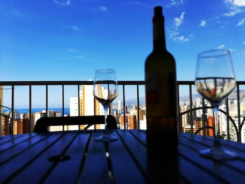 Successful Airbnb property: Relax & Work. Terrace with views. Short stay in Benidorm