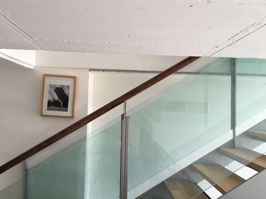 ESCALERA QUE VA DEL DORMITORIO A LA TERRAZA DEL ATICO