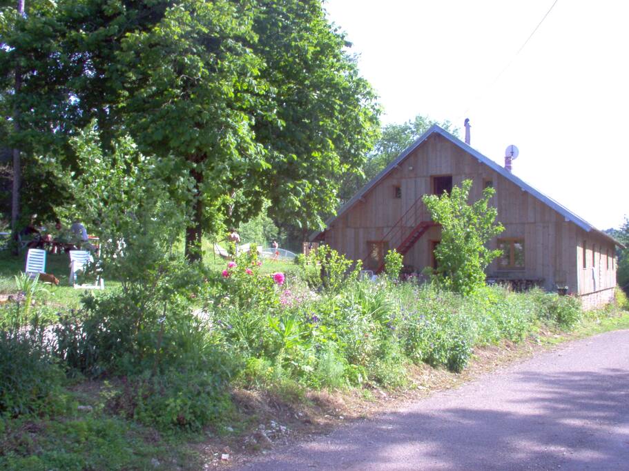 a la sortie du village au calme, en pleine nature !!