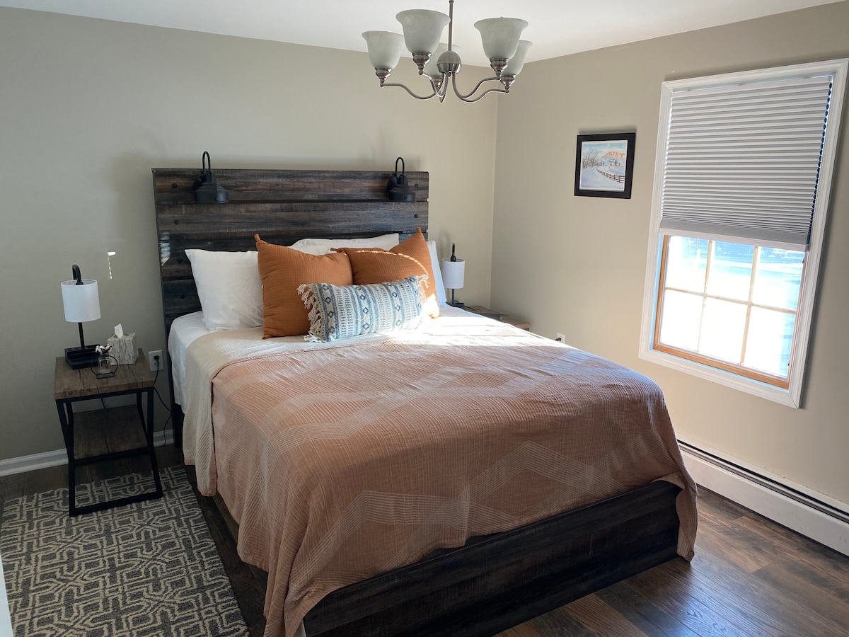 Rustikálna spálňa s výhľadom na hory