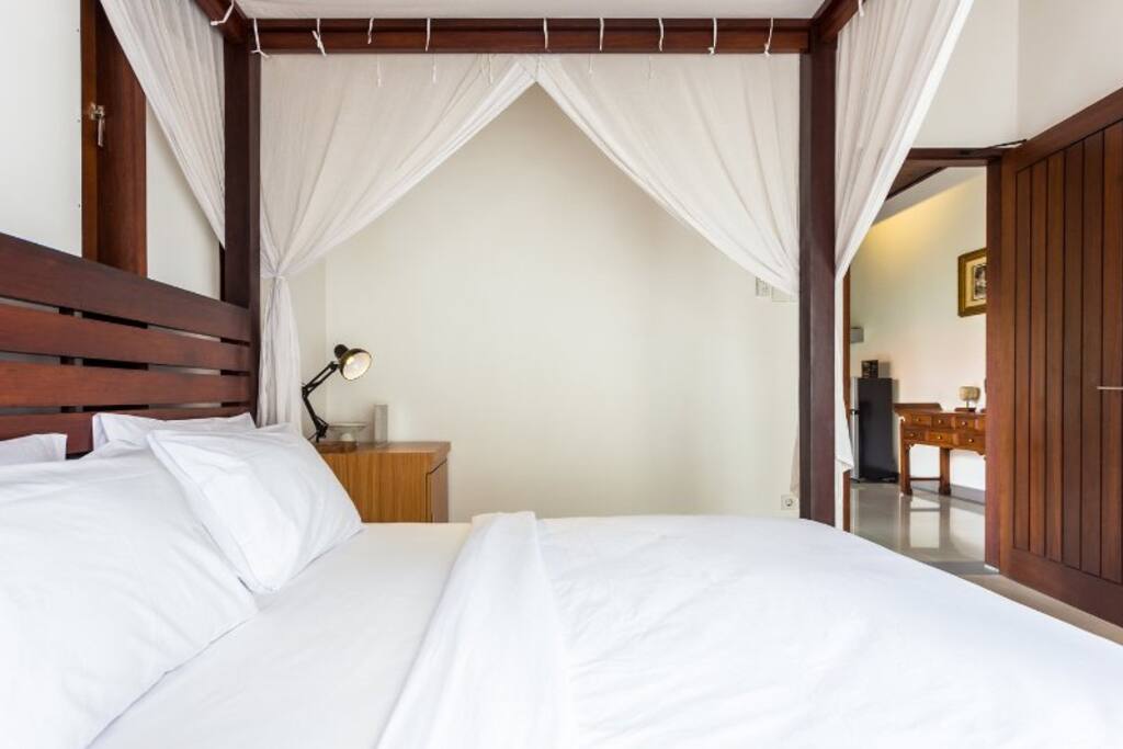 The House "queen sized bedroom"