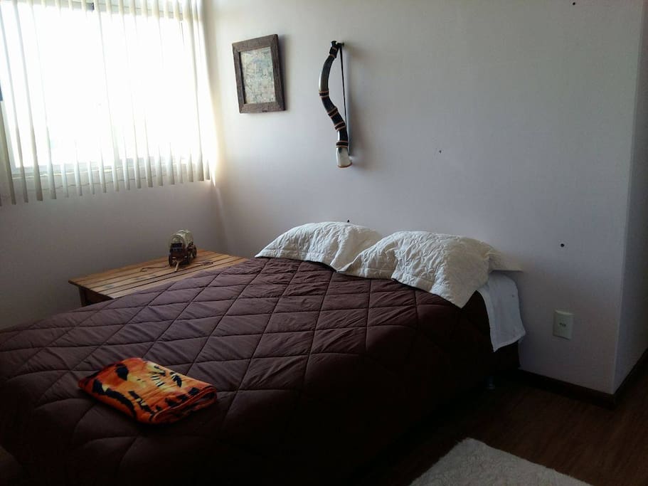 Quarto 1 - com cama de casal e cadeira