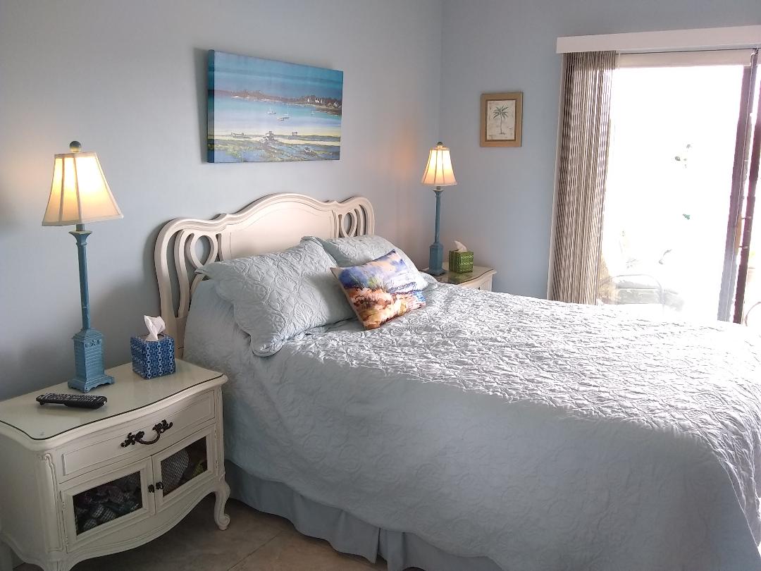 Левата страна на спалната соба со приватен балкон