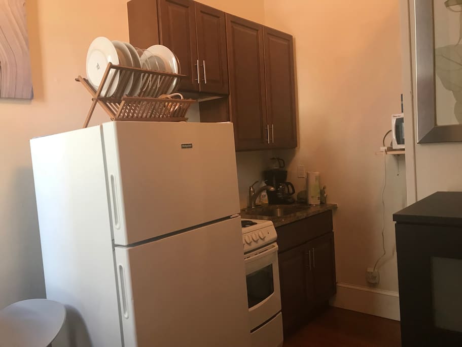 Small, clean kitchen. (Fully equipped)