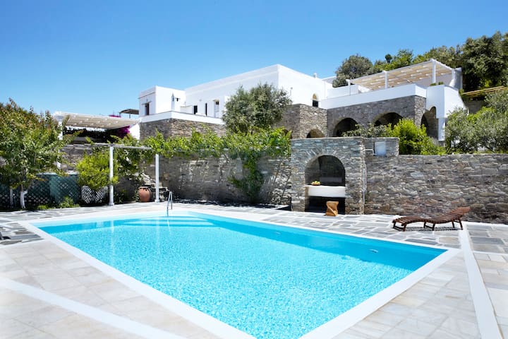 Villa Elea, traditional house with pool in Tinos
