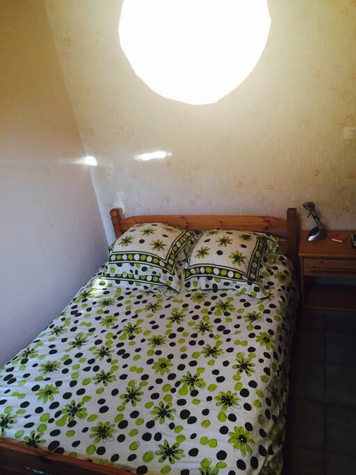 Chambre 2 personnes (10m2) - vue de la fenêtre (angle droit)