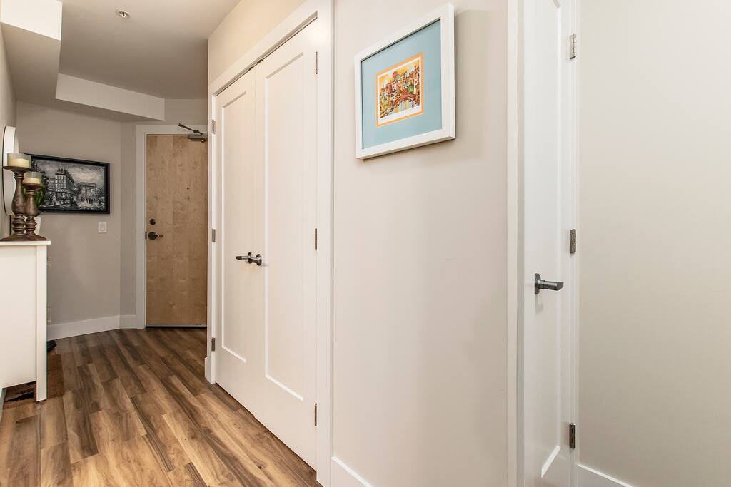 Front entrance from the hallway.