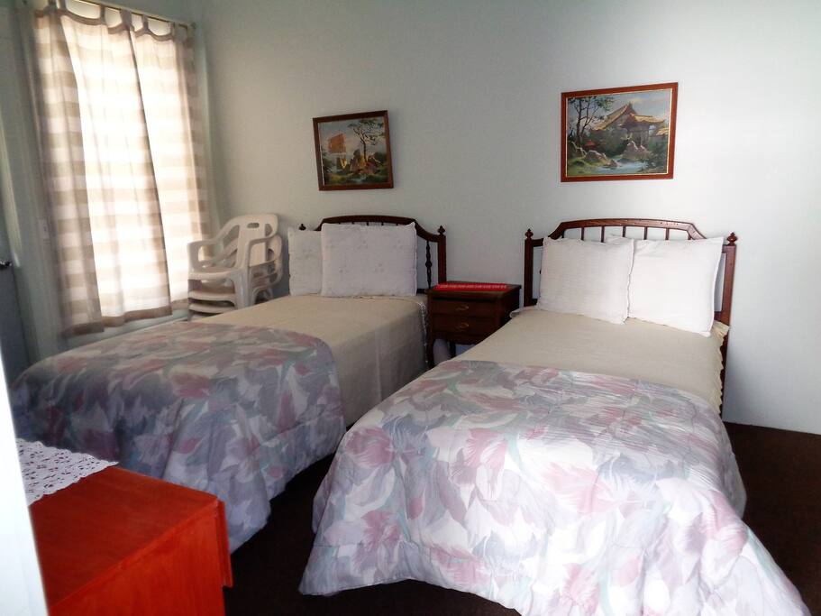 2 queen size bed in bedroom/dresser/closet