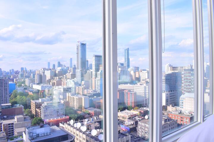 Bright, Central, Spacious Condo – Heart of Toronto gallery image 2