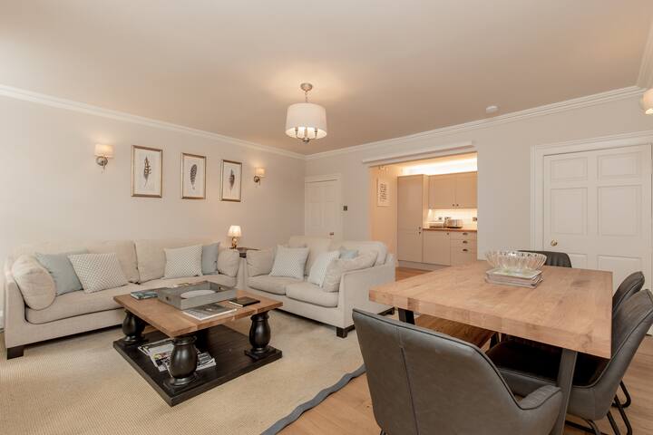 Calton Hill – Private entrance with outdoor space gallery image 5