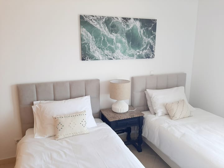 Dormitorio 3 con acceso por puerta corrediza al balcón.