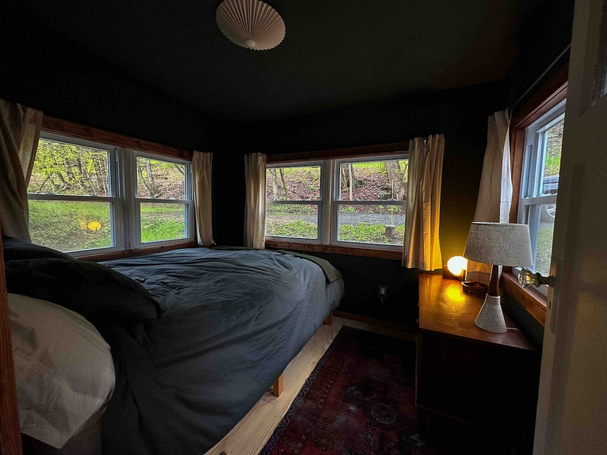 Spavaća soba. Bračni krevet (160x200).