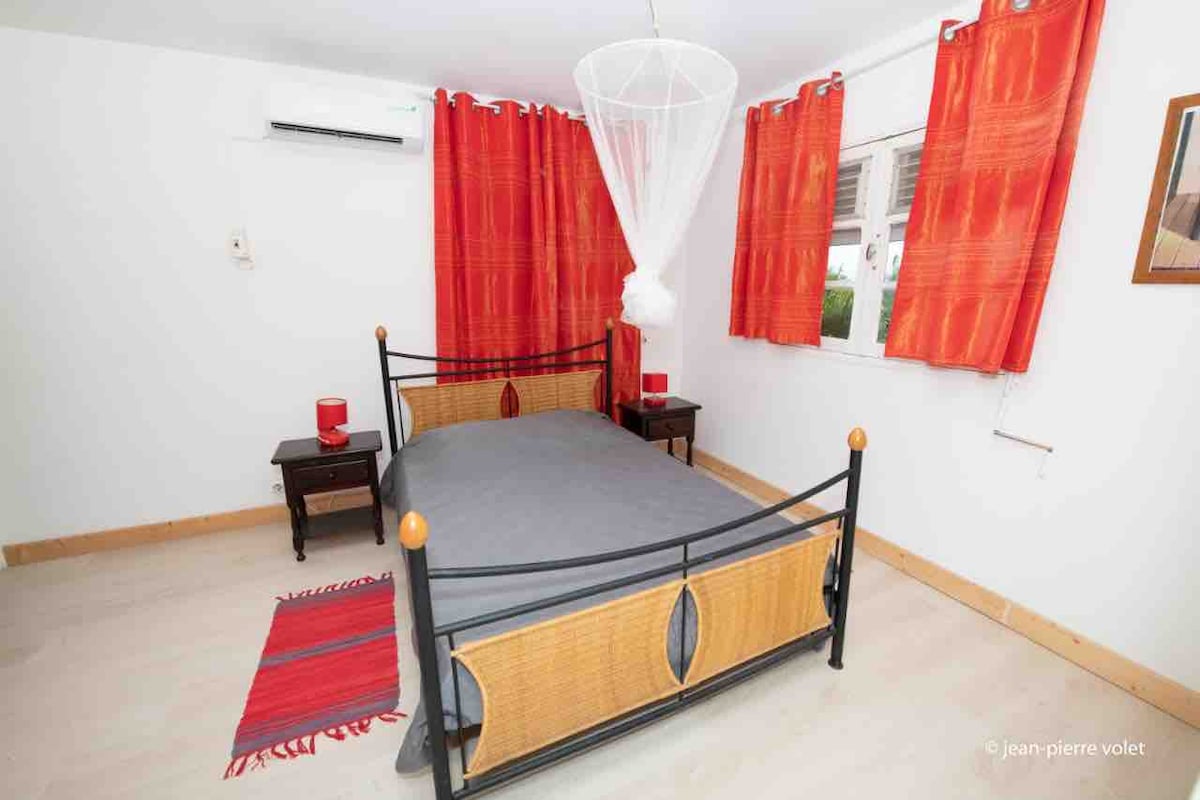 Spálňa 1 s kúpeľňou s výhľadom na bazén 