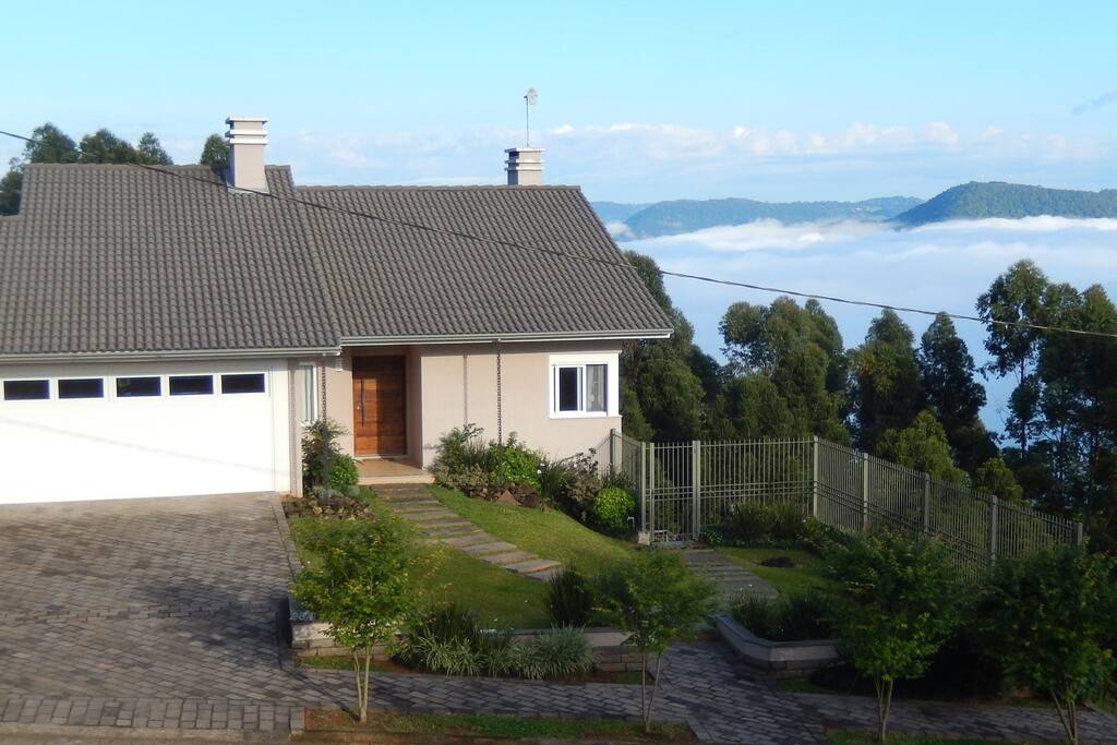 A residência em seu contexto (numa manhã em que a neblina cobria o vale)