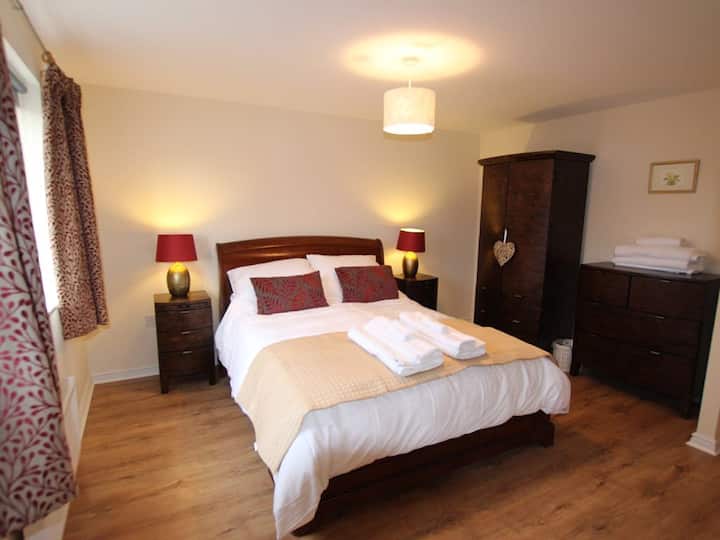 Dormitorio principal tamaño king con baño privado con ducha. 