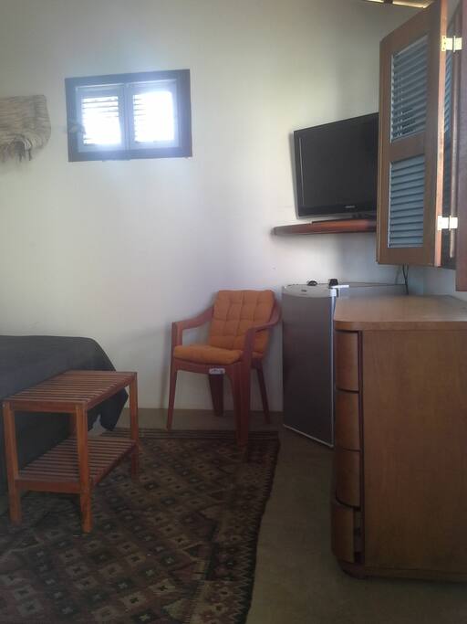 Gaveteiro, cabideiro, maleteiro, frigo bar, TV/Wifi e ventilador de parede.