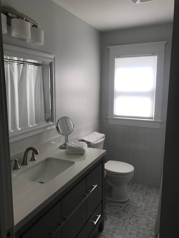 Ridgecrest Farmhouse - Updated and Peaceful