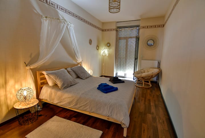The second bedroom.
In a romantic setting, cocooning atmosphere.
In addition, this bedroom has its own access to the balcony. 