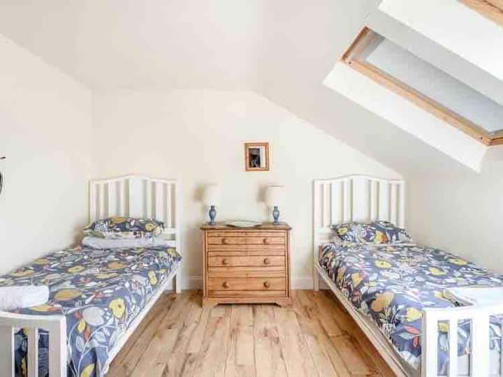 غرفة النوم رقم2 (سريران مفردان في الطابق العلوي)