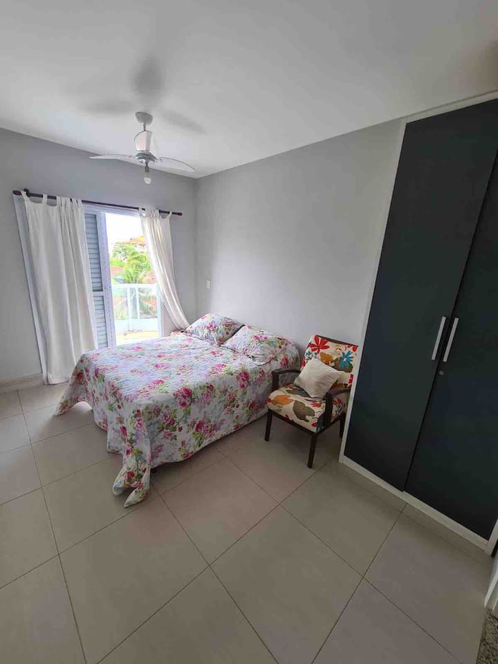 Dhomë dopio suitë, shumë e madhe dhe e rehatshme, me derë në ballkon për një diell të bukur në mëngjes, gardërobë dhe varëse rrobash dhe suitë private me kuti qelqi.