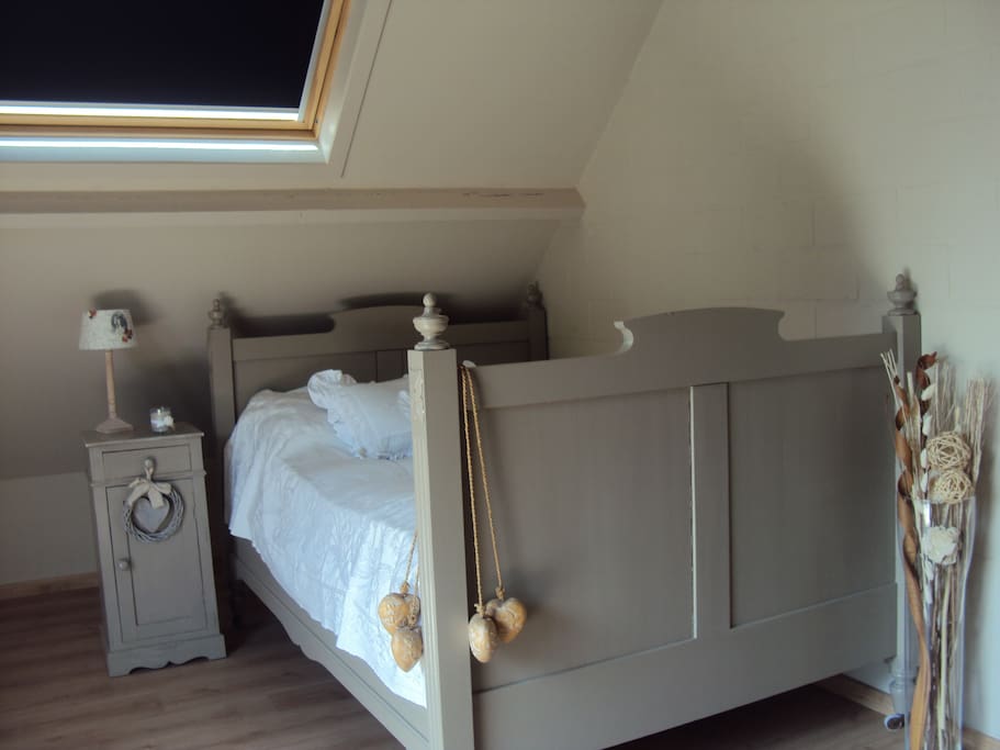 Chambre au lit simple