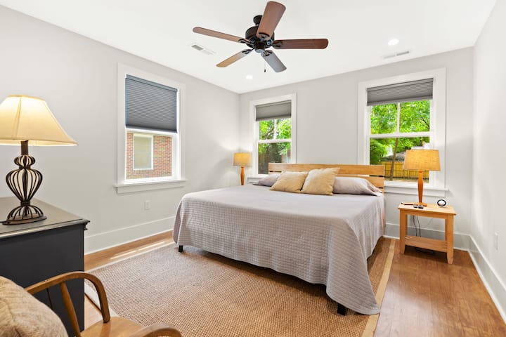 Основна спалня с двойно легло от мемори пяна 