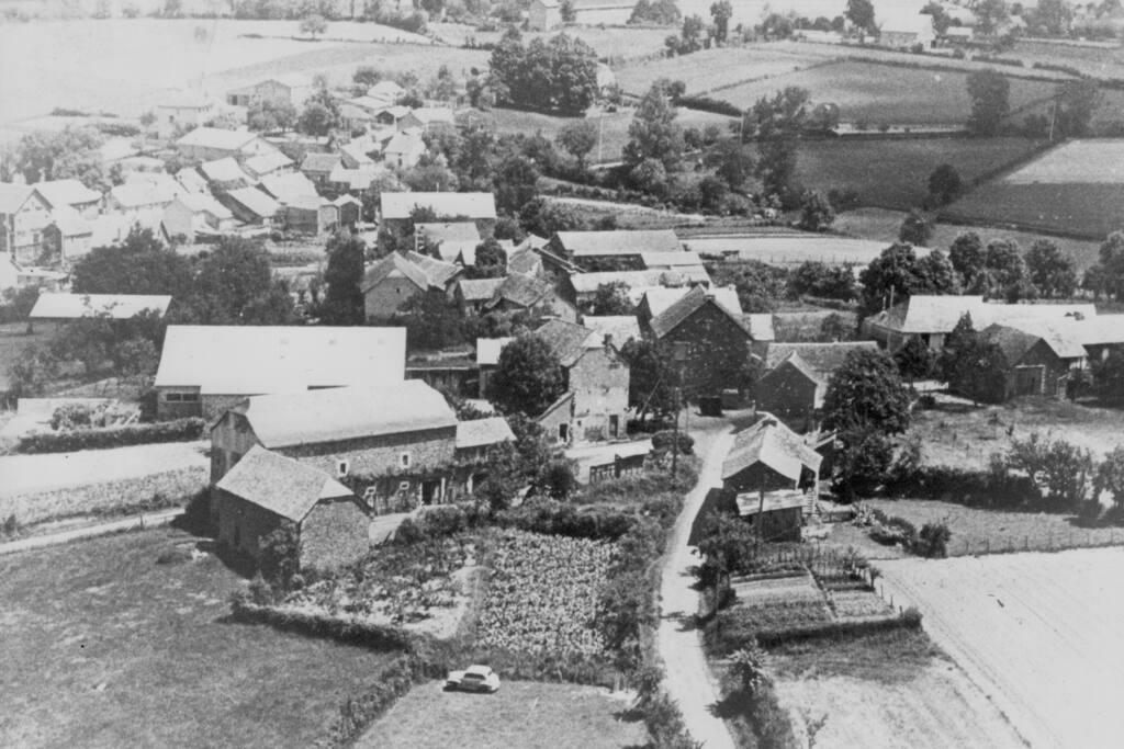 vue aérienne: la maison en bas à gauche.