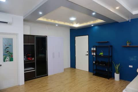 Studio-type unit in city center with free parking