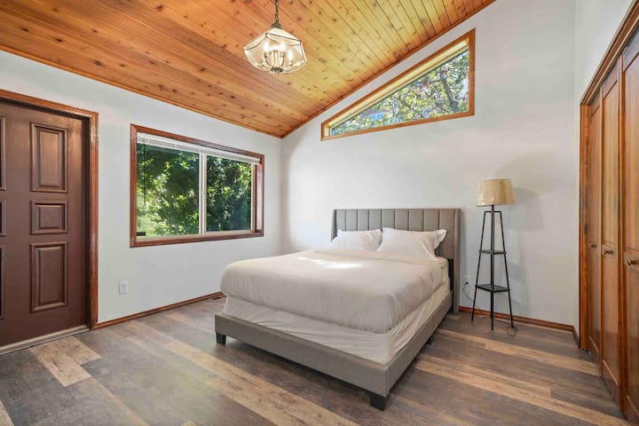 ที่ชั้นหลักห้องจูเนียร์สวีทพร้อมฝักบัวอาบน้ำแบบโรลอิน 