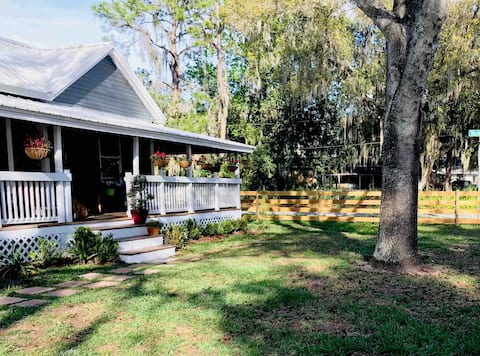 Cozy & Quaint Little Cottage for Big Hearts!