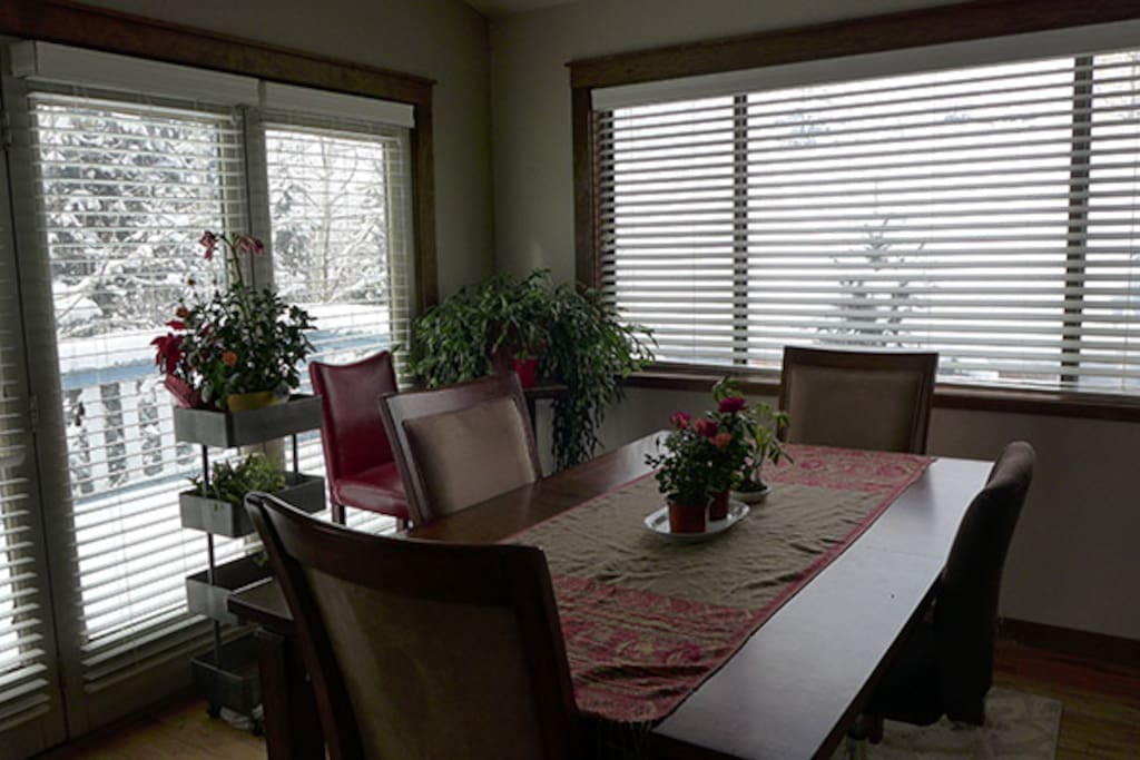 Dining room seats 6.