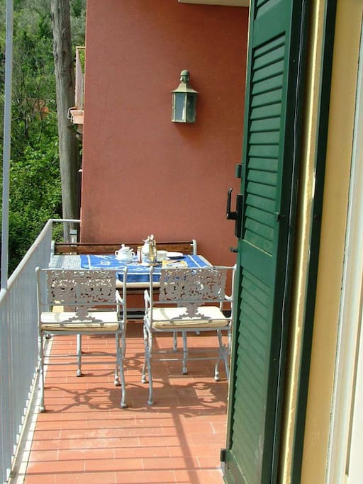 Zona pranzo in terrazzo.