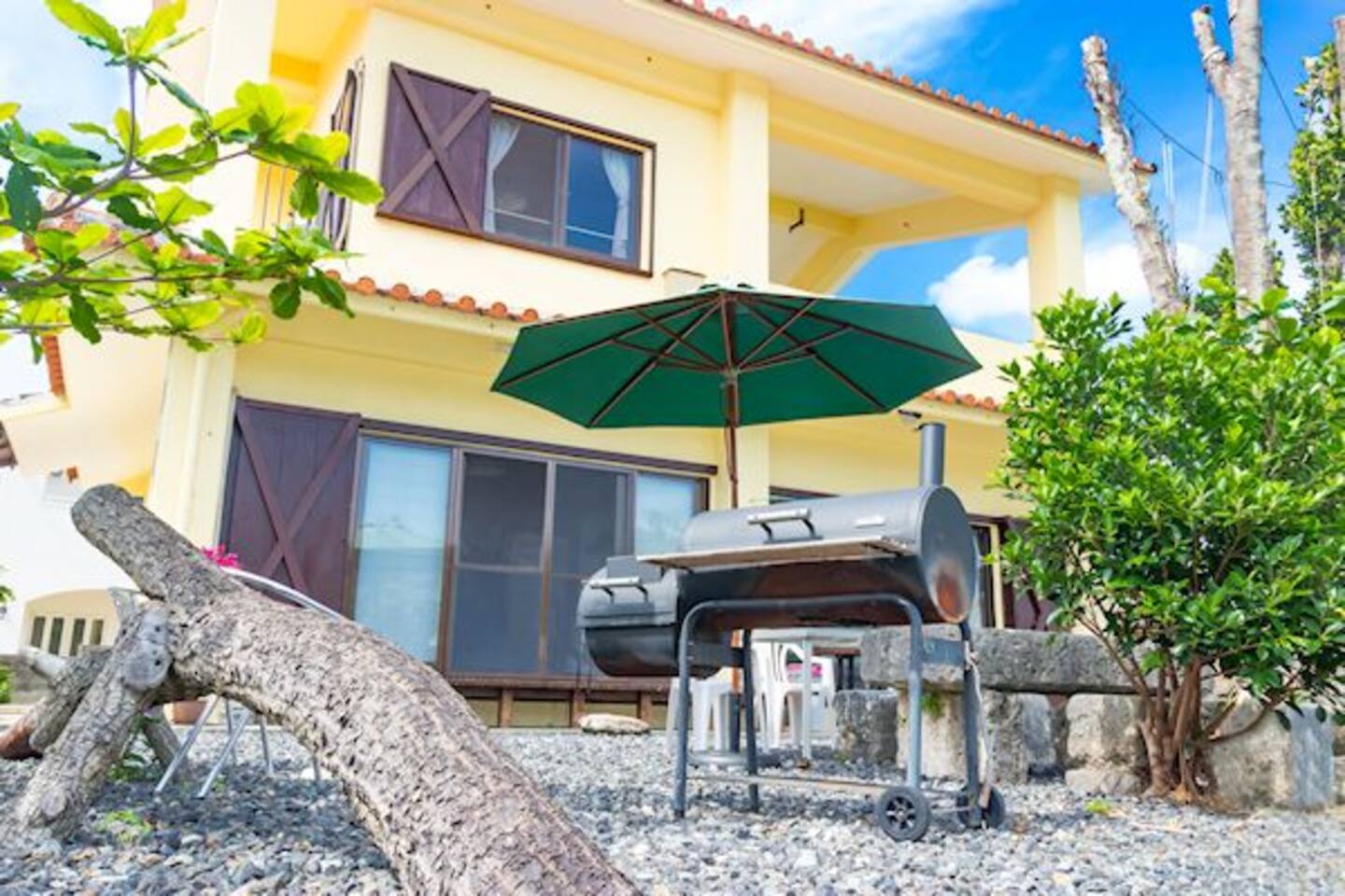 人気リゾート恩納村真栄田の庭付き一戸建て 海まで徒歩1分 広い庭でｂｂｑ 最大８名宿泊 駐車場４台付 Casas En Renta En 国頭郡