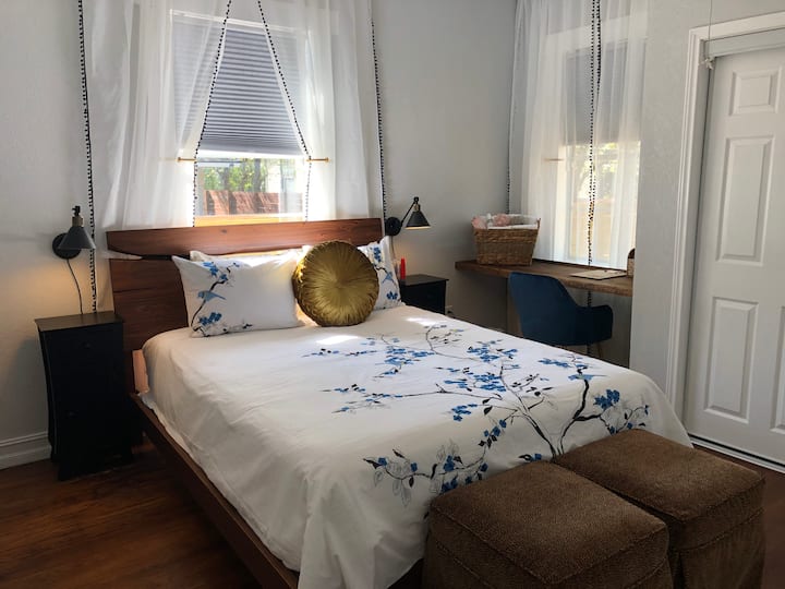 במיטה הראשית יש צללית עכשווית עם קסם כפרי עם איזון מושלם של עיצוב אופנתי ונוחות נעימה. מלאכת עץ אורן ברזילאי סולידי בגימור חום כפרי עם שוליים טבעיים למראה ייחודי בעבודת יד.