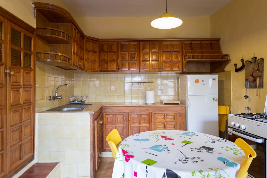 una cocina amplia con armarios cómodos y una gran cocina...